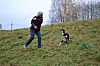 EIN STAD Å BOLTRE SEG. Monica Espedalen og hunden Bella trur det kan bli eit sosialt og godt lågterskeltilbod med ein hundepark i Evjudalen.