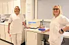 SVÆRT NØGDE: Bente Orekaasa og Kirsten LIland på laboratoriet er svært nøgde med den nye arbeidsplassen.