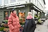 GRØNT ER SKJØNT:-Denne grønfarga passar godt til blomsrebutikken og omgjevnadene, seier Mari Gaara off Irene Øygarden. Dei er spente på å sjå bygget ferdig måla. Rindegården, Bøgata