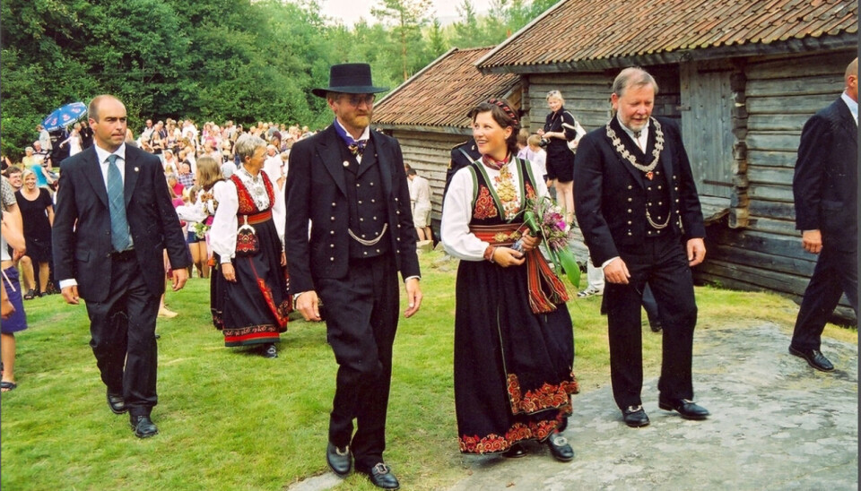 EIN STOR DAG: Torsdag 1. august 2002 opna prinsesse Märtha Louise Telemarkfestivalen. Her er ho på Kvennøya saman med styreleiar Kjell Bitustøyl (t.v.) og Bø-ordførar Arne Storhaug.