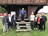 MØTE PÅ EVJU: Utval for oppvekst og kultur fekk høyre historia om Evju bygdetun av museumsstyrar Jorid Vale (på trappa). F.v. oppvekstsjef Gisle Bonna Espedalen, Anne Grete Evju (Sp), Martin Stærk (Sp), Evy Beate Stykket (V), kultursjef Hilde Pedersen, Karin Hagen (Ap) og Hans Sundsvalen (Ap).
