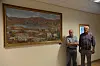 STORSLAGENT LIFJELL-MÅLERI: Underdirektør Erik Aarnes (t.h) og landskapsmålarens son, Einar Haugen, ved måleriet som har fått ei fin plassering i passasjen inn til Aasmund Olavsson Vinjes auditorium på Universitetet i Bø. Foto: Øystein Akselberg