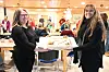 FEIRA MED KAKE: Avdelingsleiar læringssenteret SKI, Arnhild Gjessing, og einingsleiar SKI, Tone Sissel Kise, delte kake med tilsette og gode samarbeidspartnarar.SKI flyktningar