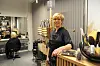 SALONG K: Kari Marie Hørte har flytta Salong K frå Bordvegen i Breisås til Lundevegen i sentrum. Stamkundar som Frøydis Omdal Haukeland (bak) følgjer med.