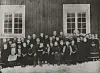 HAATVEDT SKOLE 1896: Alma Helfrida Thales Nilssen, Birgit Hetterudkåsa (Underberg), Marte Sjåberg (Sandaker), Mari Østtveit, Helga Hetterudkåsa, Ingrid Kåsine, Godfred Kjærmann Nilssen, Anna Ødeården (Norendal), Olav Ødegården, Olaf Hølen (til Amerika), Oskar Hølen, Bjørn Bjørnson, Lars Øya (til Amerika), Anne Røste Jønsi, Anund Hetterud Lindheim, Dordi Hartang, Kari Hetterud (Lid), Kari Teksten (Hallen), Ingeborg Teksten, Ragnhild Moen (Kaalstad), Tollef Myhre, Augon Håtveit, Torbjørg Hartang (Nystad), Kari Moen (Maurdal), Mari Myhre, Bergit Teksten, Anne Østtveit (Evju), Ingeborg Kåsa, Anne Marie Nilssen (Kåsa), Gunhild Brattestå, lærer Nils Brattestå, Ingrid Brattestå, Anne Kåsine, Mari Kåsine, Mary Olsen Skogheim, Kjersti Sjåberg, Tone Hetterud (Årnes), Helga Kåsine.