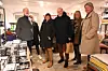 GALLERI NYHUUS: Det blei god stemning i Galleri Nyhuus da fylkestoppane var på besøk, og fleire kom ut frå julebutikken med handlepose. F.v. Halvor Holtskog, kultursjef Hilde Pedersen (bak), kulturutvalsleiar i fylket Maja Foss Five (Ap), utvalsmedlem Nikolai Boye (H), kulturdirektør Else Blom og leiar i oppvekst- og kulturutvalet lokalt, Evy Beate Stykket (V).