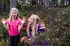 KJÆRLEIK TIL NATUREN: Blåbærplukkere i ei fin stund.