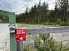 STOR SKOGBRANNFARE: Brannvesenet har sett opp skilt i terrenget som skal åtvare folk om den store skogbrannfaren.