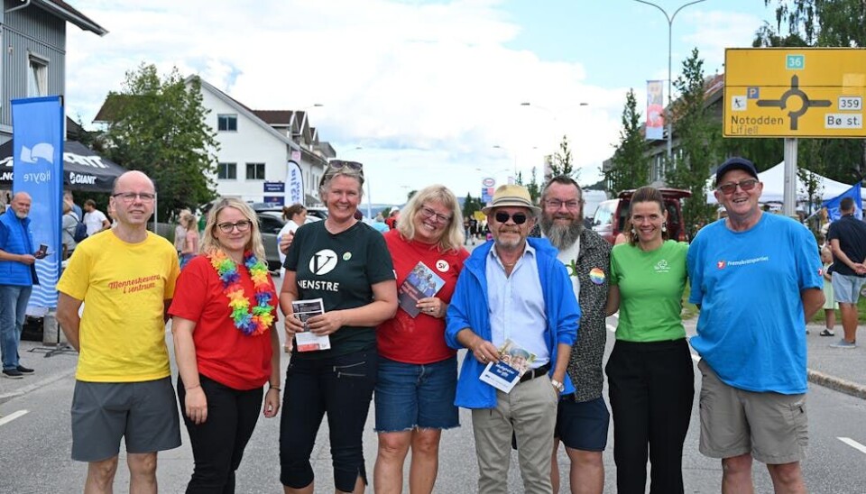 STARTSKOTET: Lokalpolitikarar i Midt-Telemark klare for valkamp og kommuneval i 2023. F.v. Tormod Helås, Karin Hagen, Evy Beate Stykket, Heidi Troneng, Ingemar Bråten, Knut Eirik Hult, Siri Blichfeldt Dyrland og Bjørn Magne Langkås.