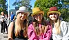 TRE MED HATT: Lene (f.v.), Nora og Silje har kledd seg i fine hattar og skal vere medhjelparar.