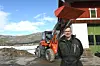 SALSMANN: Klas Grave sel maskiner frå garden sin.