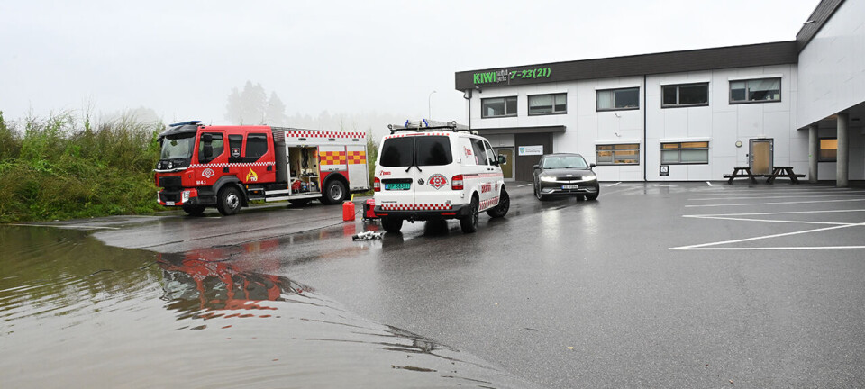 Ny oppdatering om flaumen: Hard jobbing for å berge legesenteret