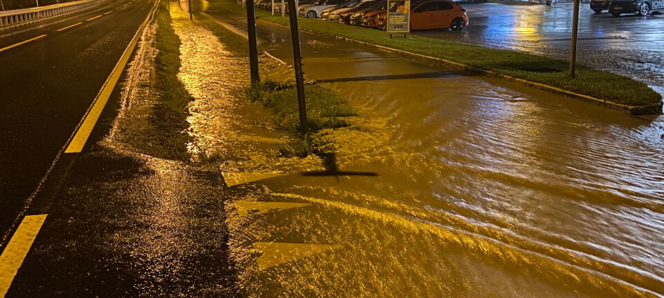 Vatn fyller seg opp ved bilbutikk