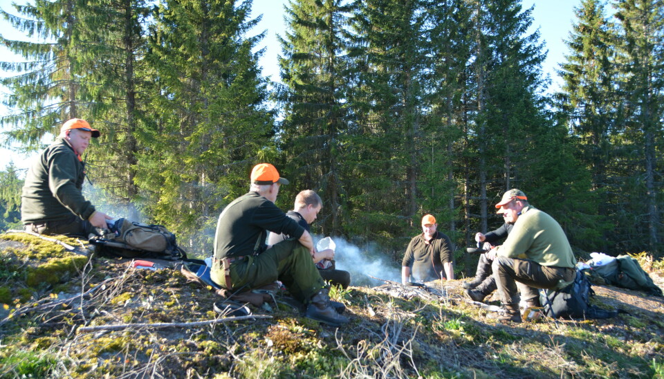 PAUSE RUNDT BÅLET: Forberg-Skoe jaktlag samla rundt bålet til lunsj, frå jakta i 2016.