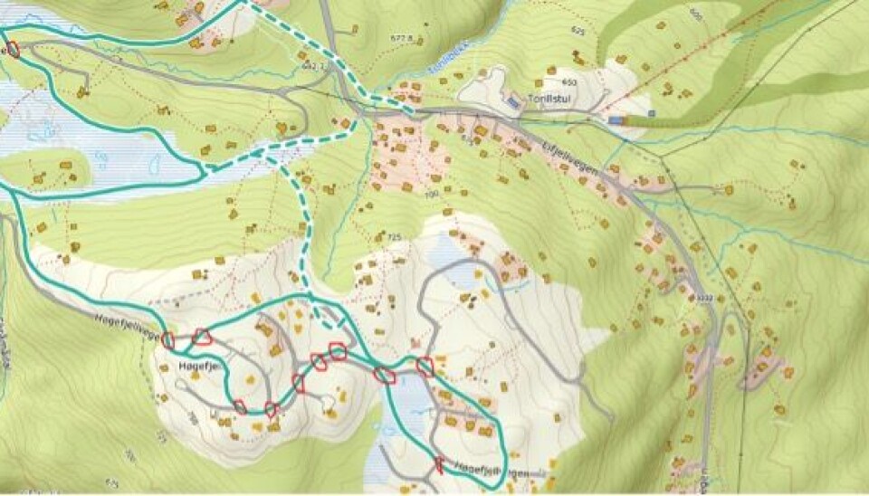 LØYPE OG VEG: Oversikt over skiløype-trasèar på Høgefjell (grøn heiltrekt linje) og bilvegar (grå linje), og krysningspunkt mellom løyper og bilveg (røde sirklar). I dag er det ti slike krysningspunkt i området.