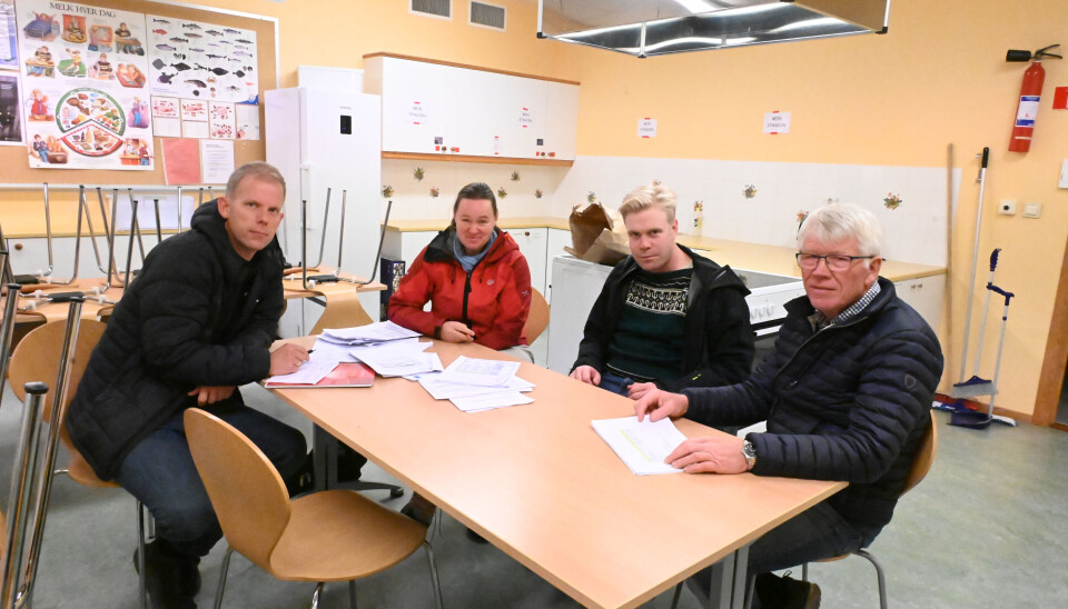 LEITAR: Skulegruppa til Oterholt gredelag leitar etter fakta. F.v. Gregar Høydal, Hanne Porsholt Jensen, Torgeir Straand og Gunnar Bergskås.