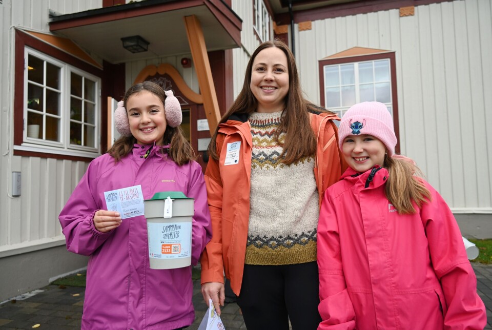 GJEKK FOR EI GOD SAK: Denne trioen var med på innsamlingsaksjonen i 2024. F.v. Josefine Istad (11), Martine Istad og Othilie Erikstein (9). Ungjentene gjekk med bøsse for første gong.