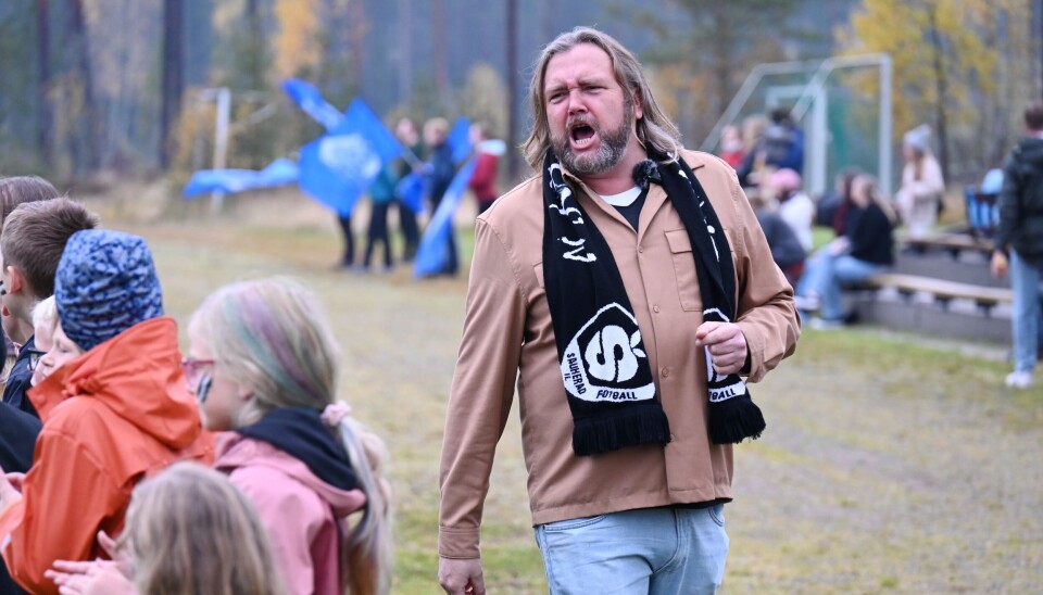 PÅ NORDAGUTU: Denne mannen laga show og var speaker under eit arrangement på Kjapp-bana på Nordagutu sist laurdag.