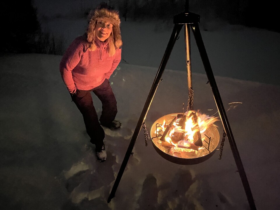 KONKURRANSE: Redaktøren i Bø blad, Hilde Eika Nesje, lokkar med ei bålpanne som gevinst i avisa sin konkurranse.