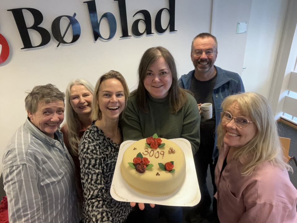 KAKE: Bø blad feirar opplagsauken med kake frå Gvarv bakeri. F.v. Marta Kjøllesdal, Gro B. Røiland, José Bakker, Linn Malén Vefald, Øystein Akselberg og Hilde Eika Nesje.