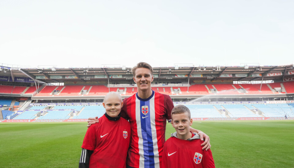 LAGKJENSLE: Landslagskaptein Martin Ødegaard kjenner verdien av å stå saman som eit lag, betre enn nokon andre. Landslaget har slagordet “Sterkare saman”, og støttar opp om #FotballtrøyeFredag.