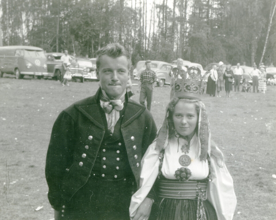 BRYLLAUP: Nils Flatland i Jon Evju sin grønkuftebunad og Bjørg Bakkane i gamal beltestakk frå formødrene sine, 1958.