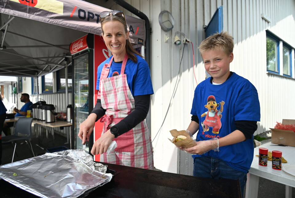 TO SOM STILLER OPP: Rundt 350 personar var i sving med dugnadsarbeid for fotballcupen sist helg. Britt-Line Skoglund og Mats Østerli tok eit tak i burgerhjørnet.