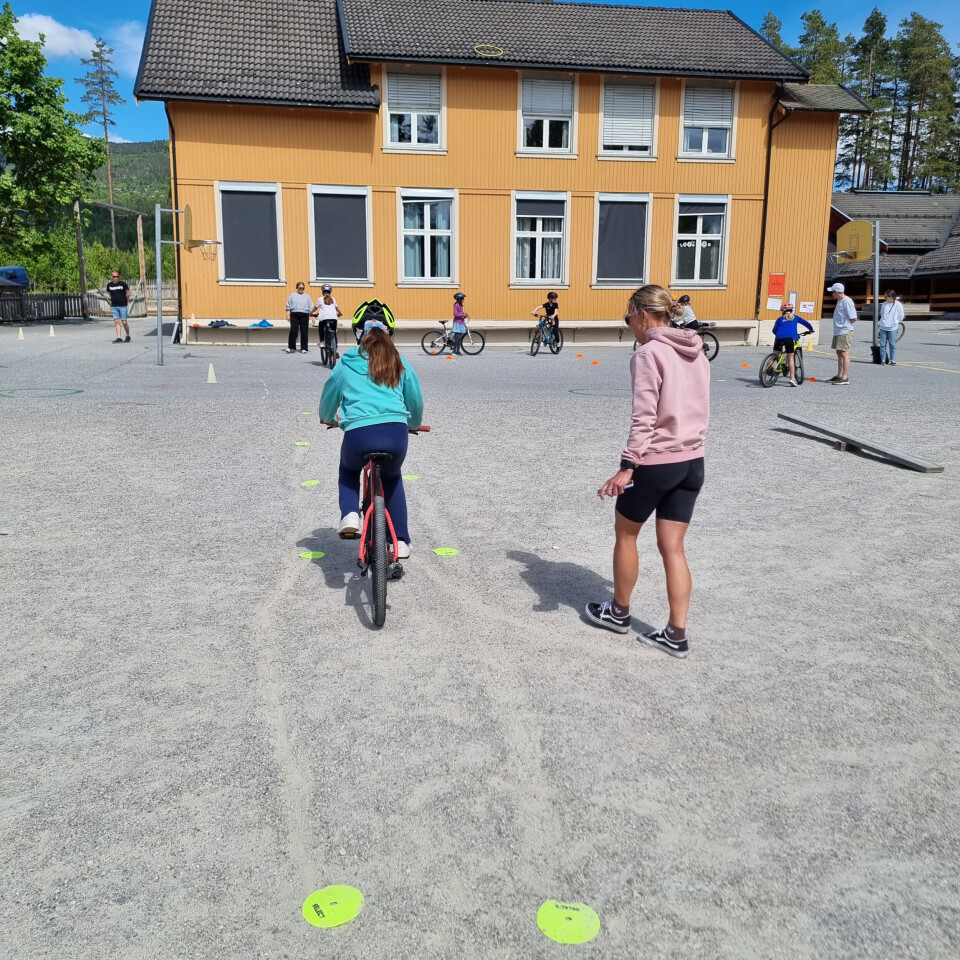 STILTE OPP: Elevane fekk mange sykkeloppgåver under rettleiing av fleire frivillige foreldre.