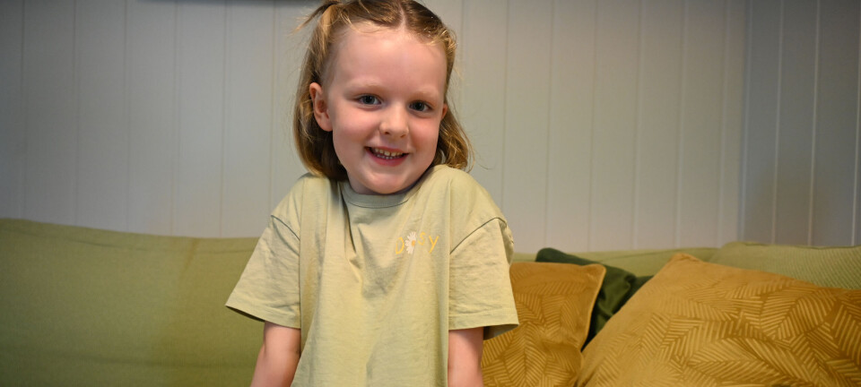 Tomine (5) likar å lesa ei veldig tjukk bok saman med farmor