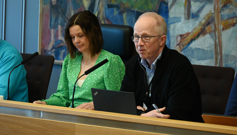ORDFØRAR OG DIREKTØR: Kommunedirektør i Midt-Telemark sidan 2020, Per Dehli, og ordførar Siri Blichfeldt Dyrland side om side i kommunestyret.