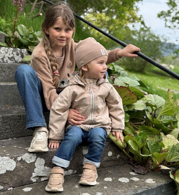 Vetle 2 år og Andrea 7 år