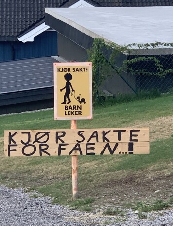 Skilt som kan få ein til å tenke litt ekstra