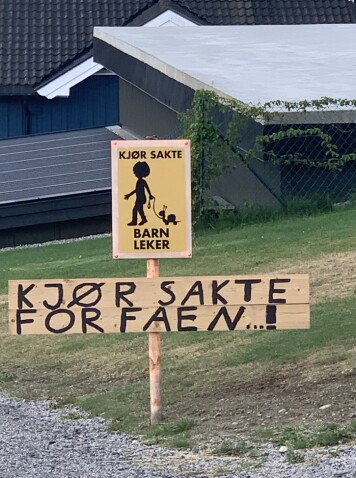 Skilt som kan få ein til å tenke litt ekstra