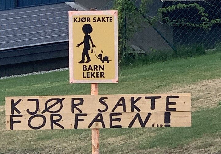 Skilt som kan få ein til å tenke litt ekstra