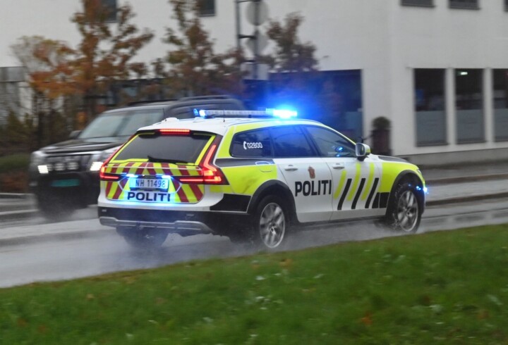 Bil av vegen på glatta. Ung førar bak rattet.