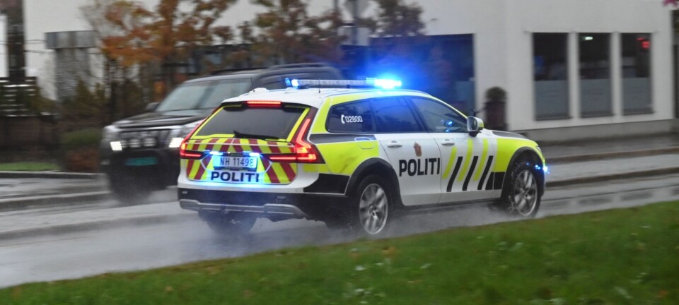 Bil av vegen på glatta. Ung førar bak rattet.